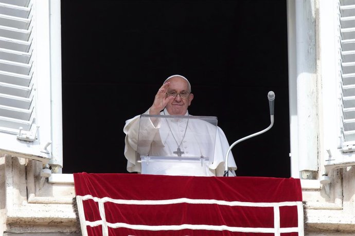 Archivo - 15 October 2023, Vatican, Vatican City: Pope Francis delivers the Angelus prayer from the window overlooking St. Peter's Square at the Vatican. Photo: Evandro Inetti/ZUMA Press Wire/dpa
