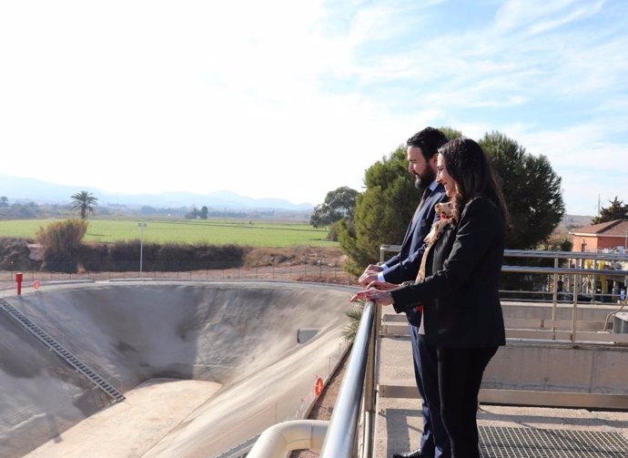 La consejera Sara Rubira, junto al alcalde de La Unión, Joaquín Zapata, observa el nuevo tanque ambiental del municipio