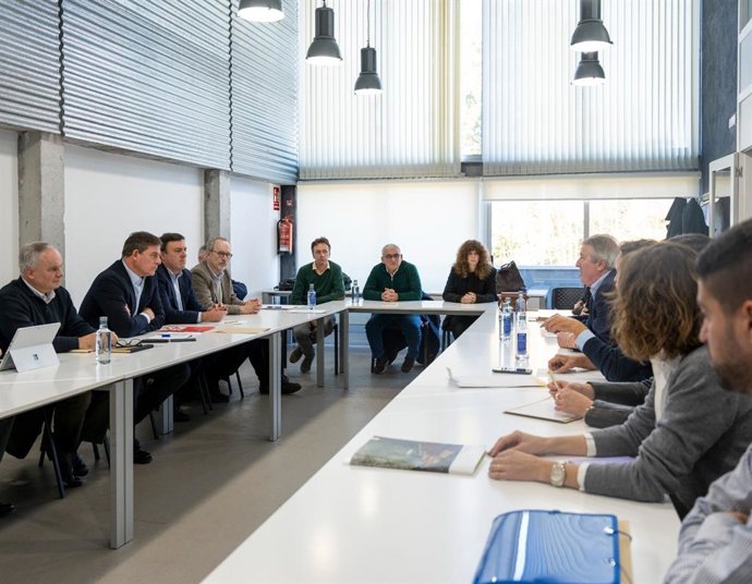 El candidato del PSdeG a la presidencia de la Xunta, José Ramón Gómez Besteiro, y el secretario xeral de los socialistas gallegos, Valentín G. Formoso, se reúnen con el patronato de la Fundación Arume.