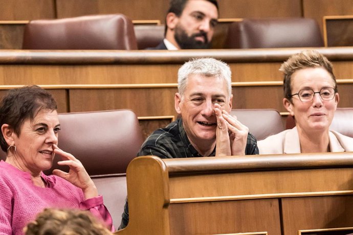 La portavoz de EH Bildu en el Congreso, Mertxe Aizpurua (1i), y el diputado de EH Bildu Oskar Matute (c) durante un pleno en el Congreso de los Diputados, a 19 de diciembre de 2023, en Madrid (España). 