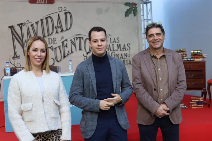 La consejera de Cultura del Cabildo de Gran Canaria, Guaciamara Medina; el concejal delegado de Cultura del Ayuntamiento de Las Palmas de Gran Canaria, Adrián Santana; y Fernando Suárez