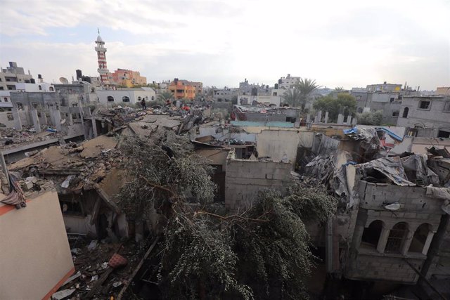 Escombros tras un ataque israelí sobre el campo de refugiados de Al Maghazi, en la Franja de Gaza