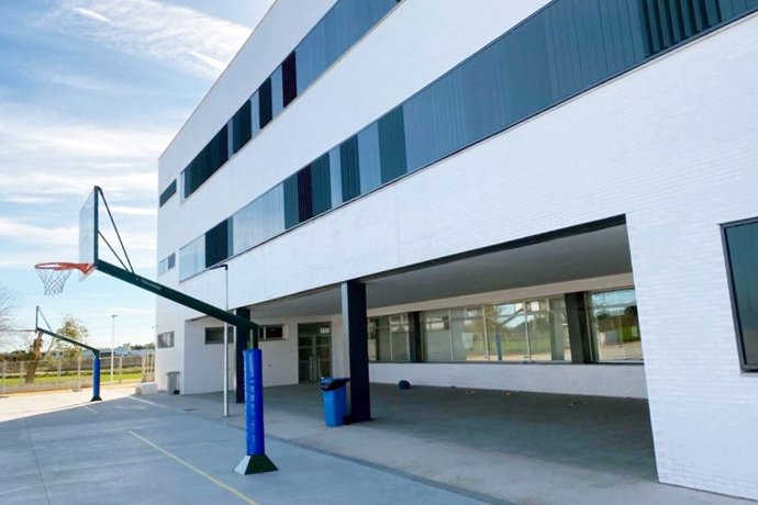 Detalle de una de las fachadas del IES El Molinillo de Guillena tras la intervención de la Junta.