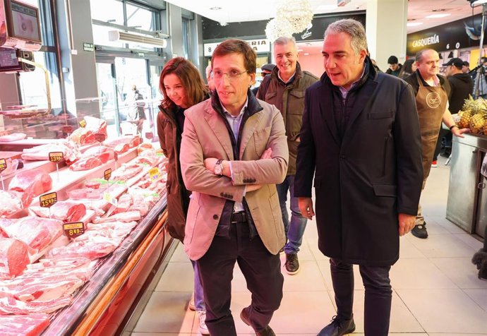 El alcalde de Madrid, José Luis Martínez-Almeida (i), acompañado por el vicesecretario de Coordinación Autonómica y Local y Análisis electoral del PP, Elías Bendodo (d), visita el mercado municipal de Tetuán
