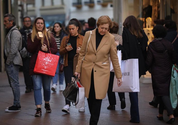 Archivo - Viandantes en Sevilla capital
