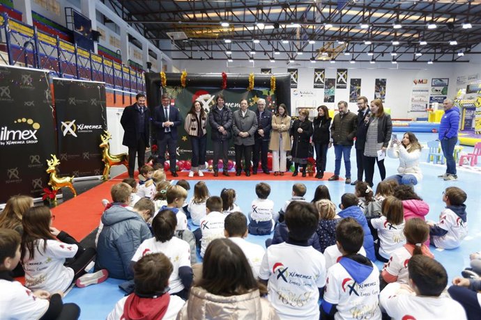 Loles López (3 izda.), con el resto de autoridades y responsables del Ximenez Group, en el I Ximenez Xmas Camp 2023.