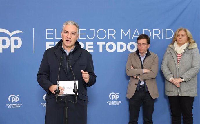 El vicesecretario de Coordinación Autonómica y Local y Análisis electoral del PP, Elías Bendodo, durante una visita el mercado municipal de Tetuán, a 26 de diciembre de 2023, en Madrid (España). 