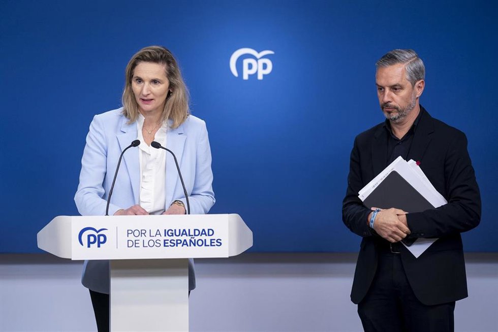 La vicesecretaria de Desarrollo Sostenible del PP, Paloma Martín y el vicesecretario de Economía del PP, Juan Bravo, durante una rueda de prensa, en la sede del Partido Popular, a 26 de diciembre de 2023, en Madrid (España). Durante la comparecencia, ha