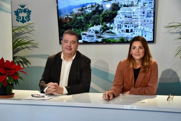 La alcaldesa de Mijas (Málaga), Ana Mata, junto al edil de Hacienda, Mario Bravo, han presentado la propuesta de presupuestos para 2024 que se llevará para su aprobación inicial en el pleno del 29 de diciembre.