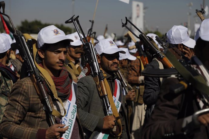 Rebeldes hutíes durante un acto en la capital de Yemen, Saná (archivo)