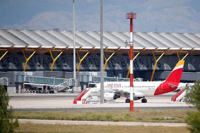 Archivo - Aviones de Iberia en la terminal 4 del Aeropuerto de Madrid-Barajas Adolfo Suárez 