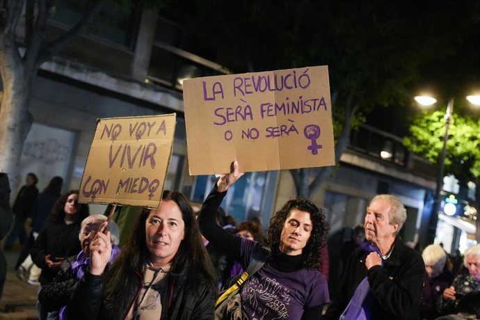 Archivo - Decenas de mujeres portan carteles, durante una marcha contra la violencia hacia las mujeres, a 25 de noviembre de 2023, en Valencia, Comunidad Valenciana (España). 