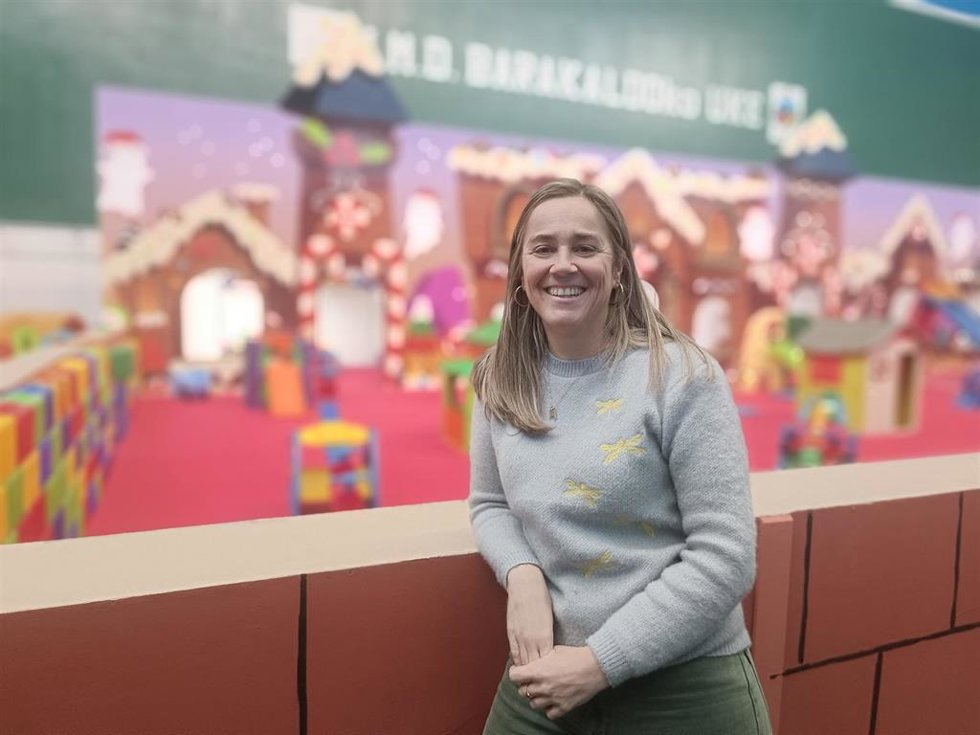 La concejal de Barakaldo, Nerea Cantero, en la ludoteca de navidad.