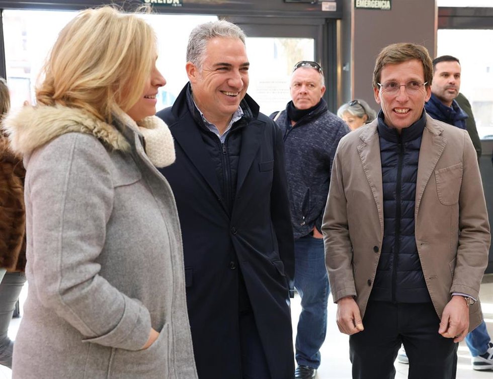 El alcalde de Madrid, José Luis Martínez-Almeida (1d), acompañado por el vicesecretario de Coordinación Autonómica y Local y Análisis electoral del PP, Elías Bendodo (2i), y por la vicesecretaria de sectorial del PP de Madrid, Inma Sanz (1i), visita el 