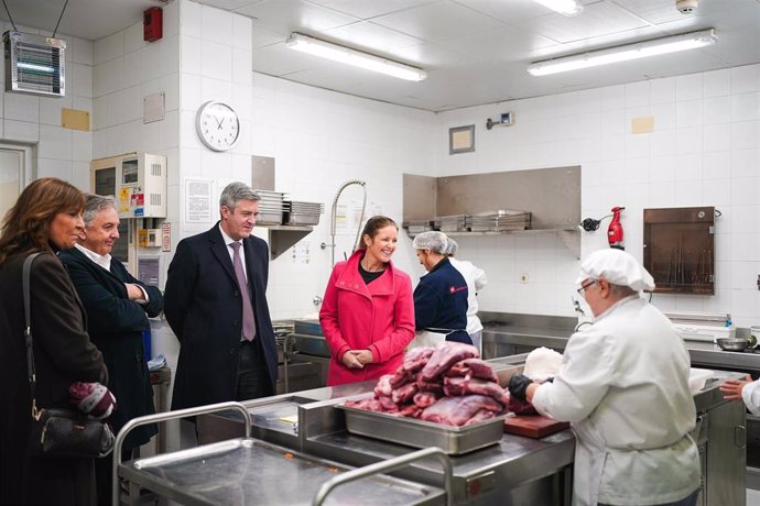 La consejera de Familia, Juventud y Asuntos Sociales, Ana Dávila, visita el Comedor Canarias, el más grande de los cuatro que gestiona la Comunidad de Madrid