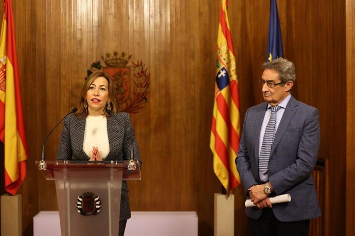 La alcaldesa de Zaragoza, Natalia Chueca, y el portavoz del grupo municipal de VOX, Julio Calvo