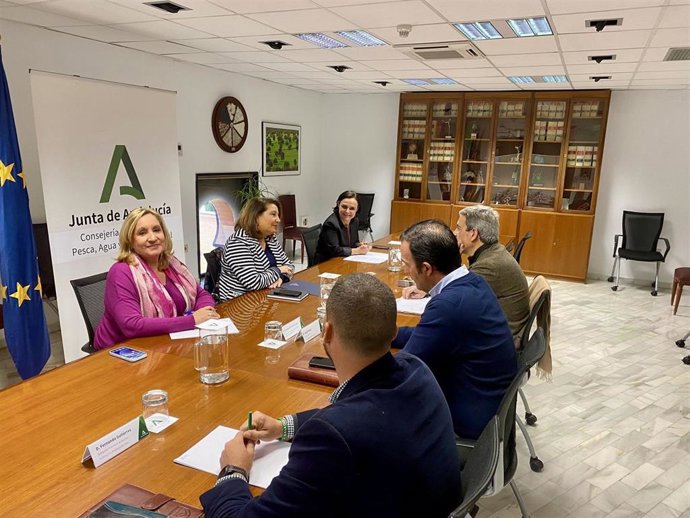 La consejera de Agricultura, Pesca, Agua y Desarrollo Rural, Carmen Crespo, en un encuentro institucional con el presidente de la Federación Andaluza de Caza (FAC), José María Mancheño.