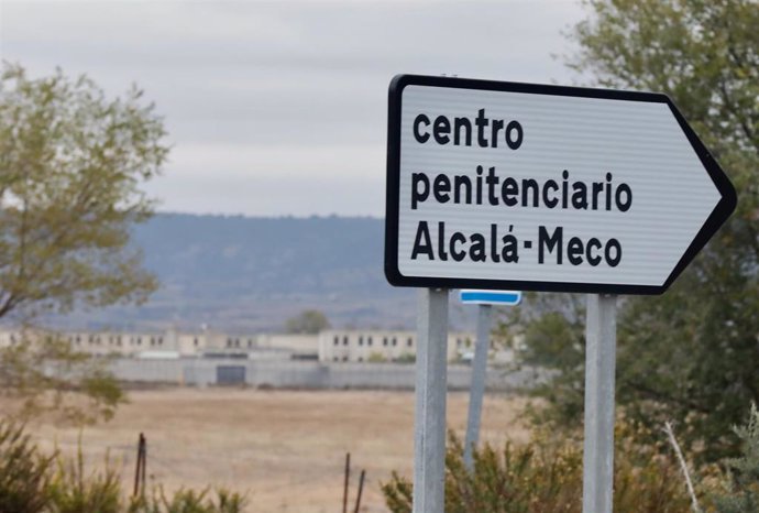 Archivo - Un cartel indica la dirección del centro penitenciario de Alcalá-Meco, a 8 de noviembre de 2022, en Alcalá de Henares, Madrid (España).