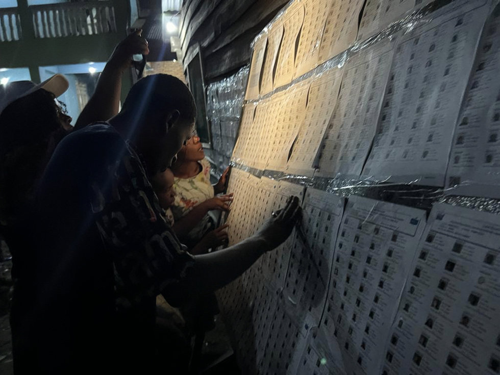 Congoleños comprobando el listado de votantes frente a un colegio electoral en Goma, en el este de República Democrática del Congo (RDC)