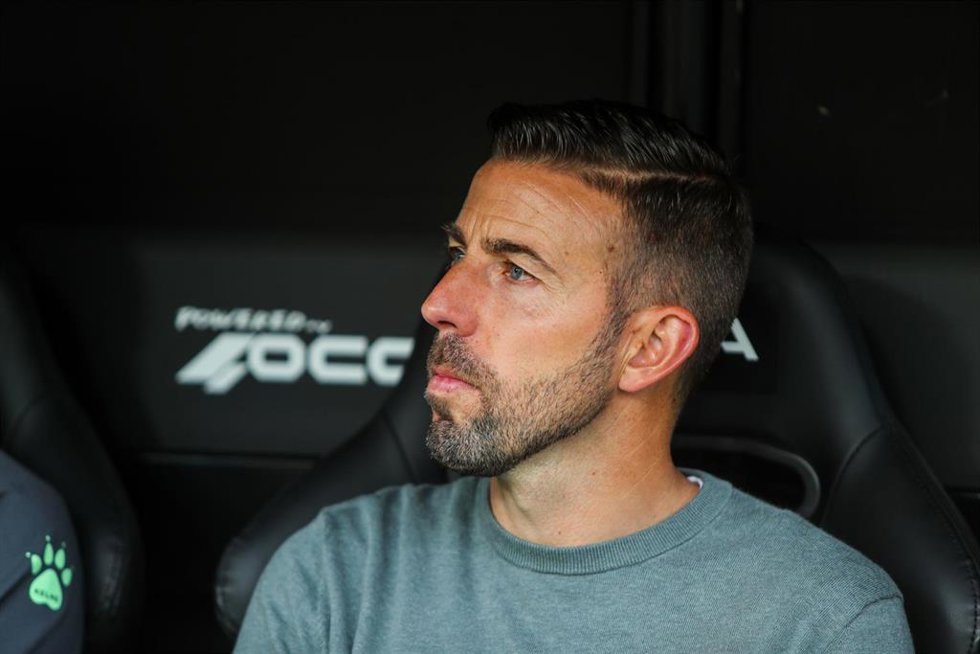 Archivo - El técnico Luis García, en su etapa en el RCD Espanyol.