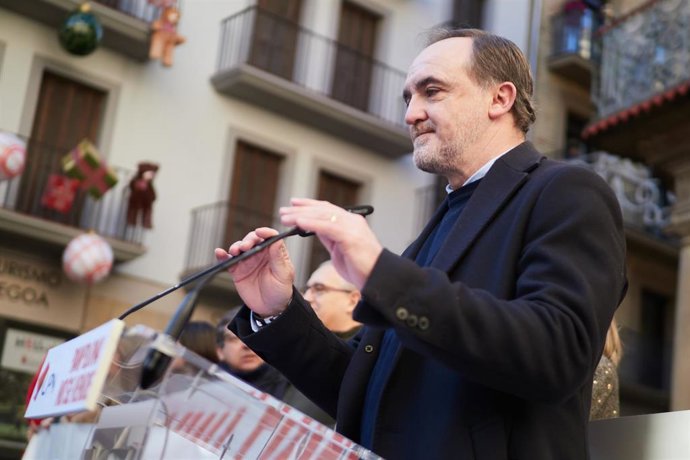 El presidente de UPN, Javier Esparza, interviene durante una concentración contra la moción de censura en Pamplona, a 17 de diciembre de 2023, en Pamplona, Navarra (España).