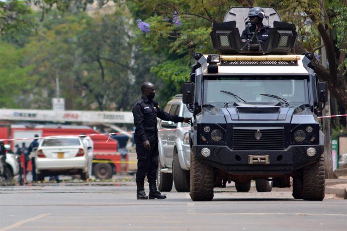 Archivo - Policía de Uganda tras la explosión de varias bombas en 2021 en la capital, Kampala (archivo)