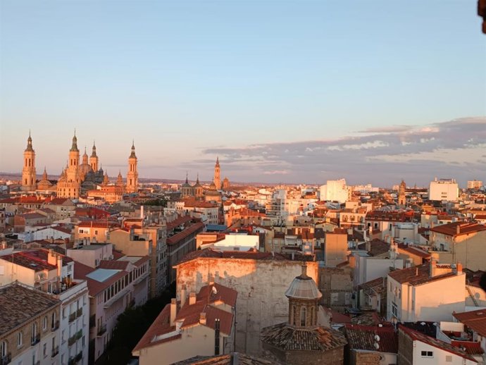 Archivo - Vista panorámica de Zaragoza desde la torre mudéjar de la Iglesia de San Pablo de Zaragoza.