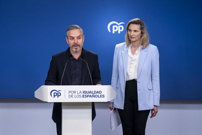 El vicesecretario de Economía del PP, Juan Bravo y la vicesecretaria de Desarrollo Sostenible del PP, Paloma Martín