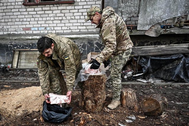 Militares ucranianos se preparan comida en el frente de Zaporiyia