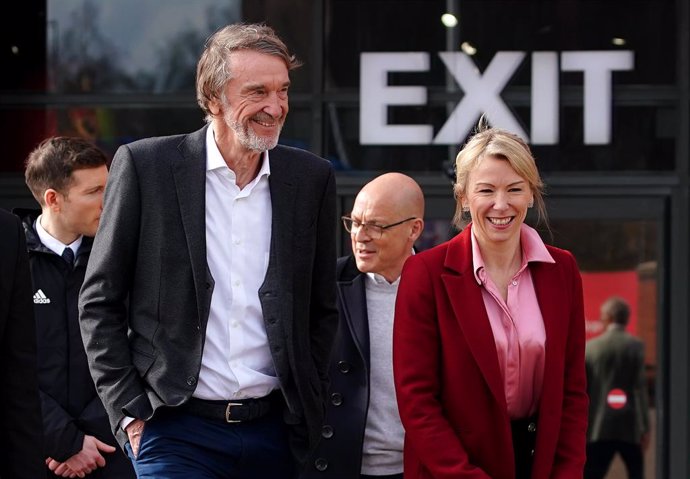 Archivo - 17 March 2023, United Kingdom, Manchester: Sir Jim Ratcliffe (L) and Sir David Brailsford (C) walk at Old Trafford, the home of Manchester United. Manchester United owners, the Glazer family, announced last November they were conducting a strate