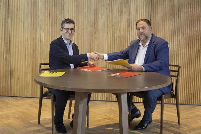 Archivo - Firma del acuerdo de investidura entre el ministro de Presidencia en funciones y miembro de la comisión negociadora del PSOE, Félix Bolaños y el presidente de ERC, Oriol Junqueras