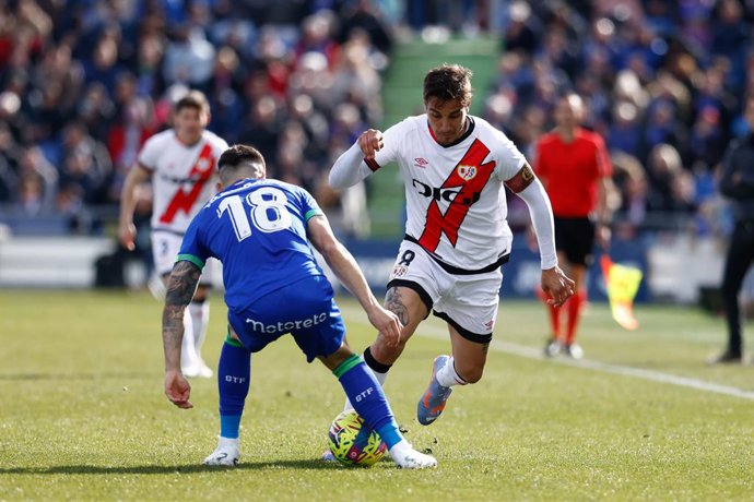 Archivo - Oscar Trejo of Rayo Vallecano and Mauro Arambarri of Getafe in action during the spanish league, La Liga Santander, football match played between Getafe CF and Rayo Vallecano at Coliseum Alfonso Perez stadium on February 12, 2023, in Getafe, M