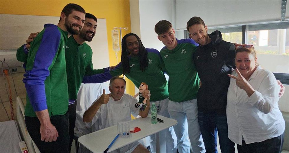Los jugadores del Unicaja Baloncesto visitan a los pacientes del Hospital Quirónsalud Málaga.
