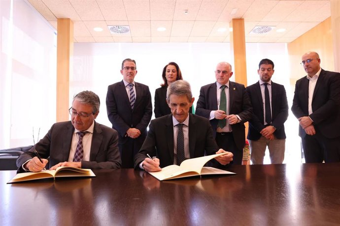 El presidente de la Fundación Bancaria Unicaja, José M. Domínguez, y el presidente de la Diputación de Málaga, Francisco Salado, han rubricado este convenio que tiene como objetivo impulsar iniciativas que atiendan las necesidades de emergencia climátic