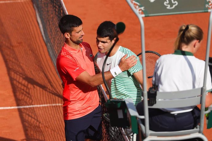 Archivo - Novak Djokovic y Carlos Alcaraz se saludan tras su semifinal en Roland Garros 2023
