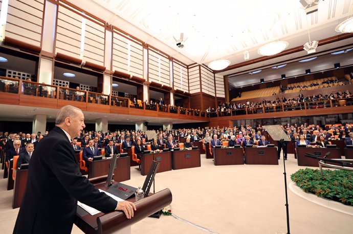 Archivo - El presidente de Turquía, Recep Tayyip Erdogan, habla ante el Parlamento