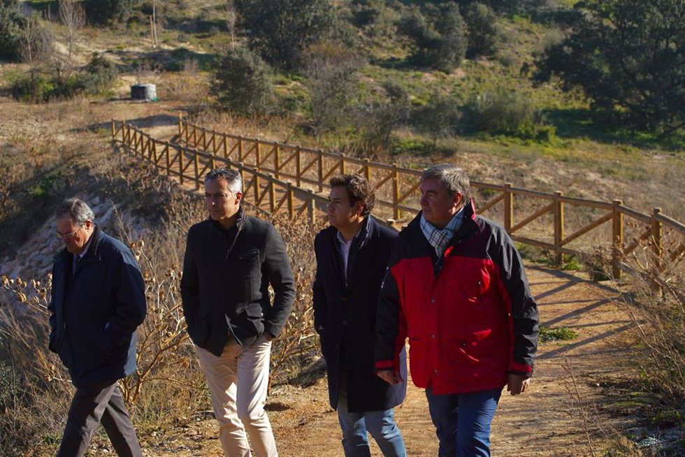 El consejero de Medio Ambiente, Agricultura e Interior de la Comunidad de Madrid, Carlos Novillo, visita los nuevos colectores en Las Rozas, junto al alcalde José de la Uz, el edil de Medio Ambiente, Jaime Santamarta, entre otros