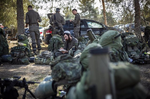 Militares israelíes cerca de la frontera con la Franja de Gaza