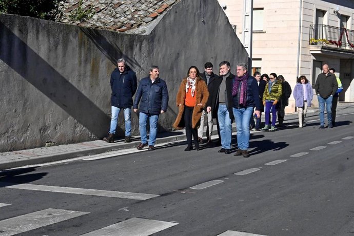 La consejera de Movilidad, María González Corral, pasea con el alcalde de San Miguel de Bernuy, José María Bravo y el delegado de la Junta en Segovia, José Luis Sanz Merino