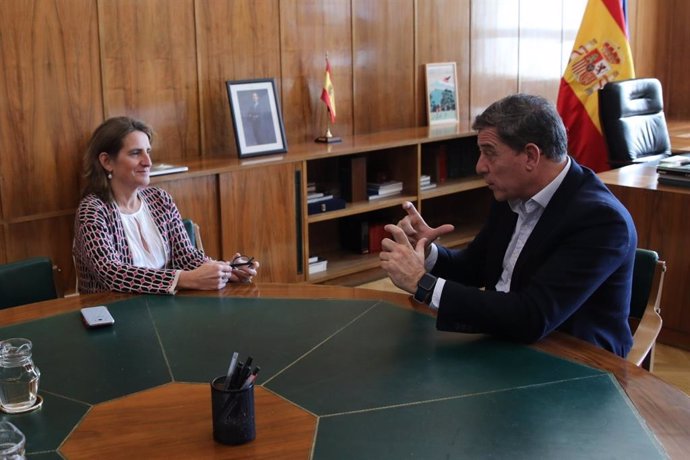 La ministra para la Transición Ecológica, Teresa Ribera, y el candidato del PSdeG a la Xunta, José Ramón Gómez Besteiro.