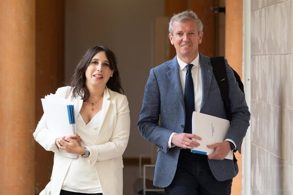 Archivo - La conselleira de Promoción do Emprego e a Igualdade, María Jesús Lorenzana, junto al presidente de la Xunta, Alfonso Rueda.