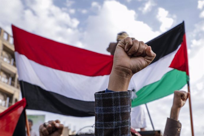 Archivo - 10 November 2023, Yemen, Sana'a: Men chant slogans and wave flags during a protest in solidarity with the Palestinian people in Gaza, a day after the Houthis launched a barrage of missiles towards Israel amid the ongoing conflict. Photo: Hani Al