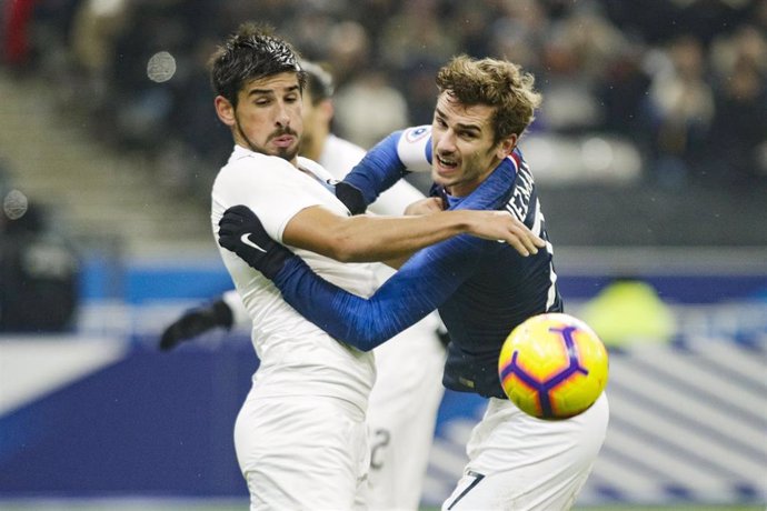 Archivo - Bruno Méndez, peleando con Antoine Griezmann por un balón suelto.