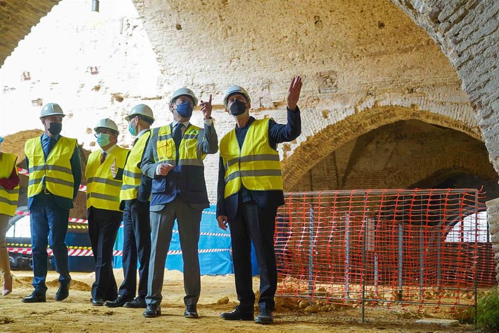 Archivo - El presidente de la Junta de Andalucía, Juanma Moreno, en el acto de inicio de las obras en las Reales Atarazanas