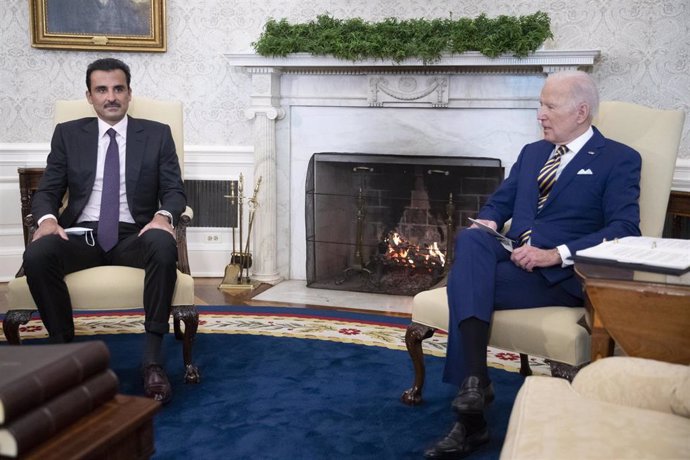 Archivo - El presidente de Estados Unidos, Joe Biden, y el emir de Qatar, Tamim bin Hamad al Thani