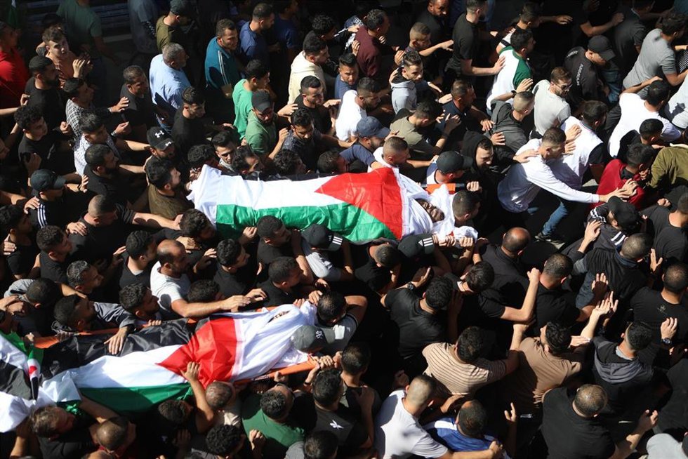 Archivo - Imagen de archivo de palestinos en el funeral de dos personas a las que había matado el Ejército de Israel en Cisjordania