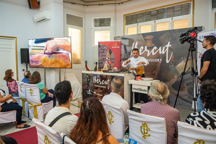 Archivo - XIII edición de la feria de Cuchillería Ibercut, en el Casino Primitivo en Albacete.