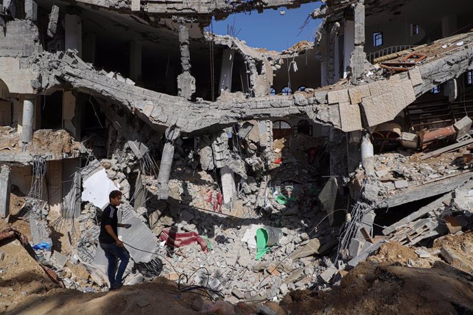 Archivo - Un edificio destruido por los bombardeos del Ejército de Israel contra la ciudad de Jan Yunis, en el sur de la Franja de Gaza (archivo)
