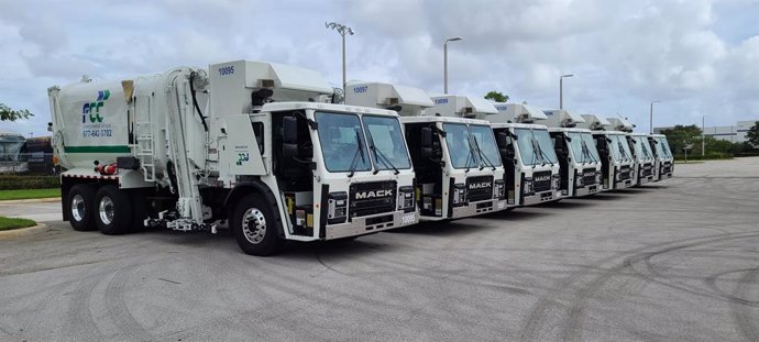Archivo - Camiones de FCC Servicios Medio Ambiente en Florida