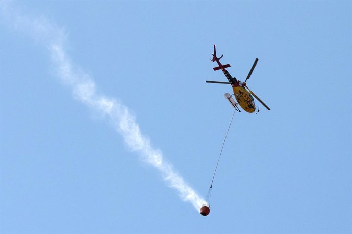 Archivo - Arxivo - Un helicòpter treballa en les tasques d'exinción d'un incendi forestal a Colera, a 5 d'agost de 2023, a Colera, Girona, Catalunya (Espanya).